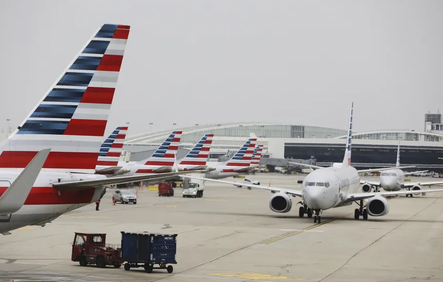 American Airlines foi processada por grupo de homens negros que foi expulso de um voo para Nova York depois que comissário de bordo reclamou de "mau cheiro"