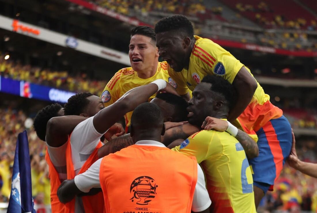 Jogadores da Colômbia celebram gol 