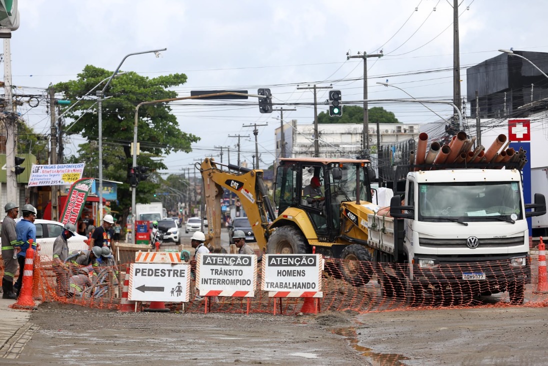 Compesa suspende obra emergencial de esgoto no Ipsep à pedido de comerciantes da área, devido ao período junino. As atividades devem ser retomadas na terça-feira (25)