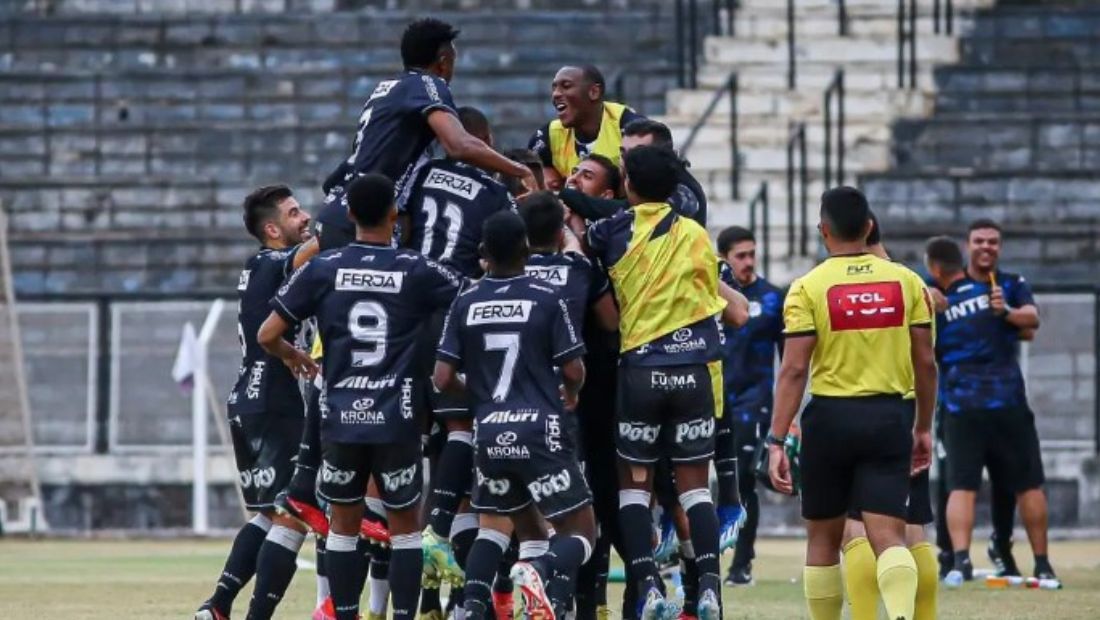 Jogadores da Inter de Limeira comemoram vitória