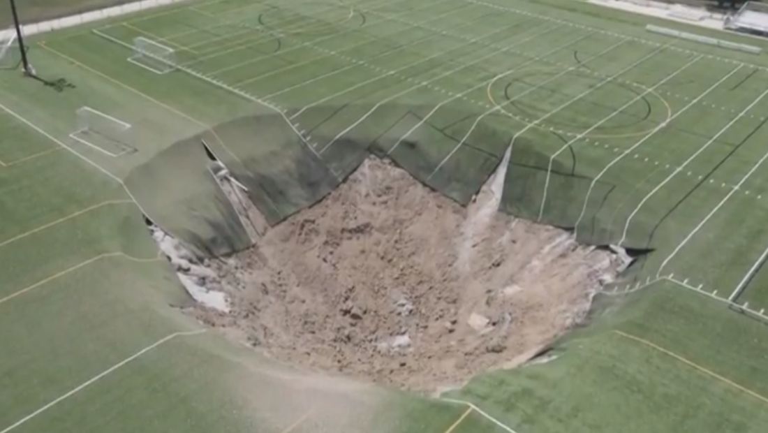 Buraco gigante se abre em campo de futebol nos Estados Unidos