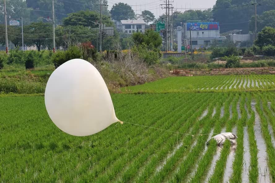 Balão lançado pela Coreia do Norte aterrissa em plantão de arroz de Incheon, território do Sul 