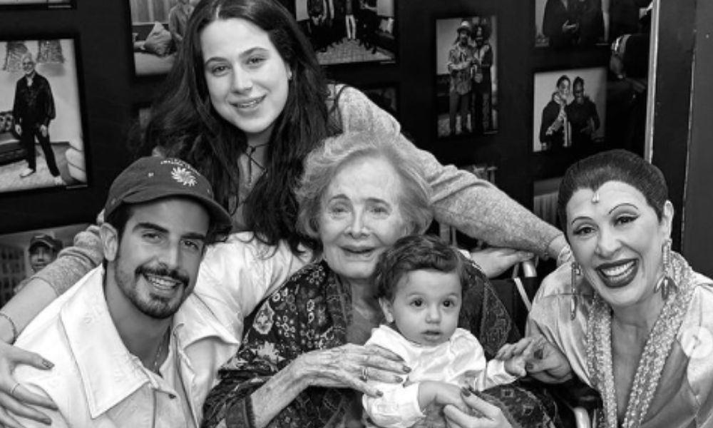  Glória Menezes prestigiou a peça de teatro de Claudia Raia e registrou o momento, posando junto dos filhos de Claudia