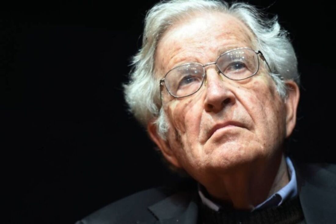 Noam Chomsky, de 95 anos, sofreu um acidente vascular cerebral massivo