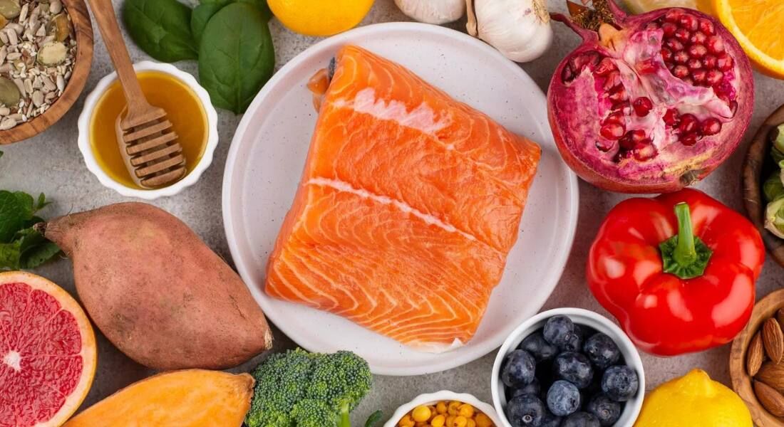 Vitamina B está presencente em alimentos como atum, legumes e nozes