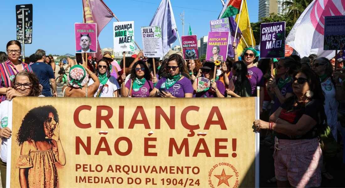 Manifestantes protestam contra PL do Aborto no Rio de Janeiro