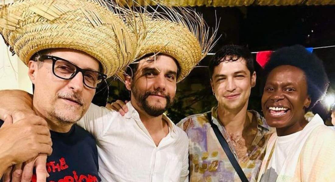 Kleber Mendonça Filho, Gabriel Leone e Isabél Zuaa, na festa de aniversário de Wagner Moura