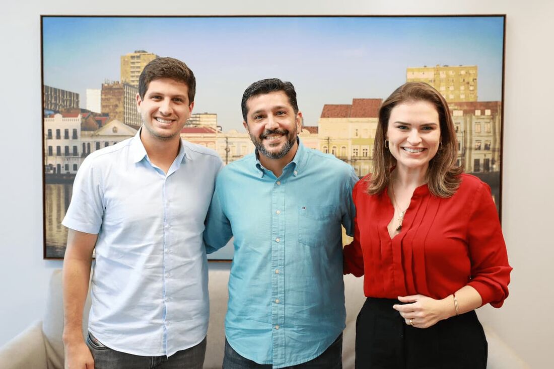 Ed, ladeado por João e Marília