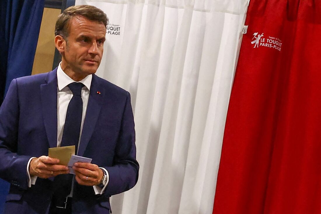 Eleições europeiaS: presidente da França, Emmanuel Macron, sai de uma cabine de votação