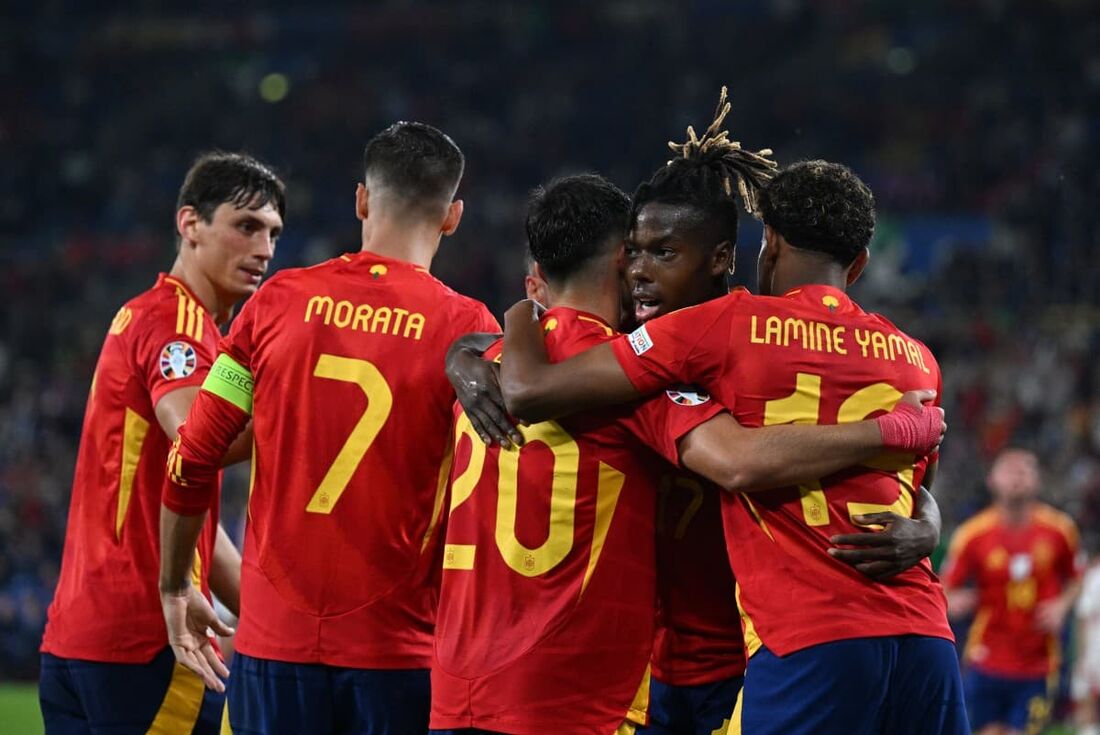 Jogadores da Espanha celebram único gol do jogo contra a Itália