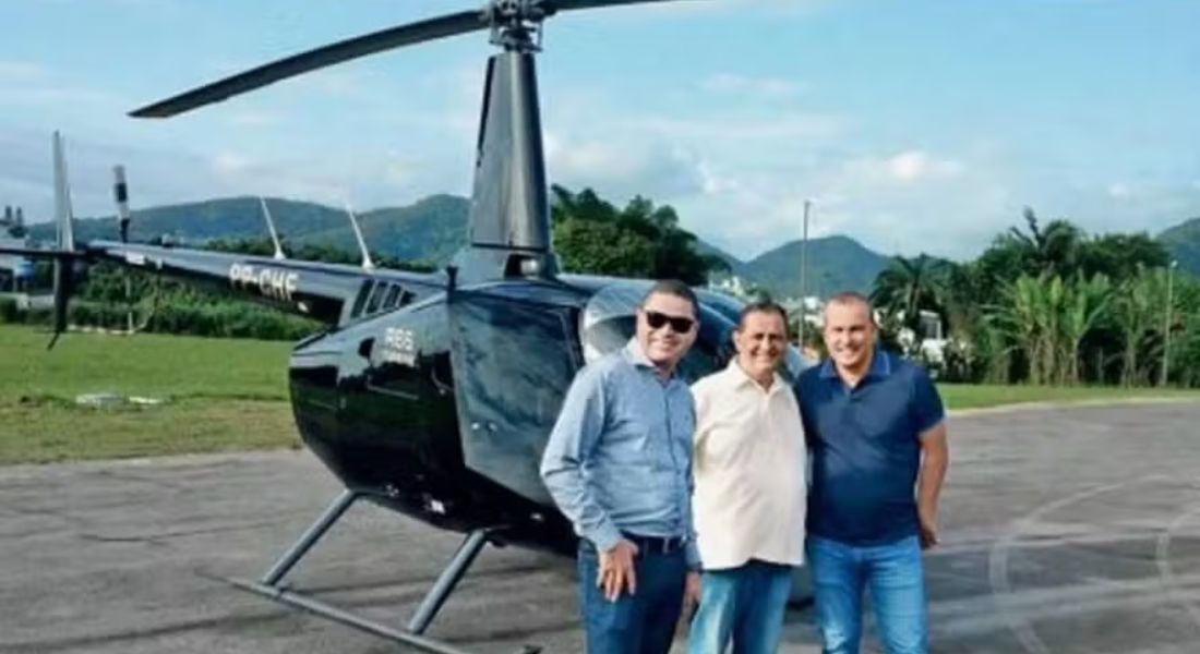 Eurípedes Júnior (à direita) posa com o helicóptero do PROS