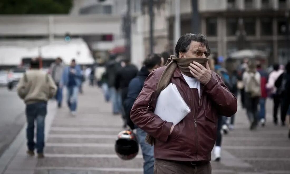 A partir desta sexta-feira (28) e no próximo domingo (30), a região Sul do país deve receber uma nova massa de ar polar que derruba as temperaturas e deve provocar geada forte