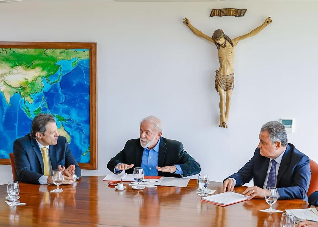 Presidente Lula e os ministros da Casa Civil, Rui Costa, e da Fazenda, Fernando Haddad, em reunião que aconteceu em Março.