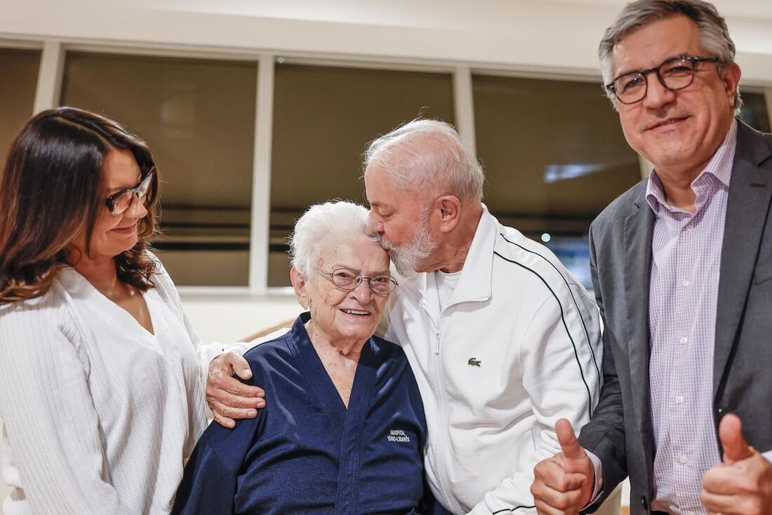 Luiza Erundina recebe visita de Lula, Janja e Alexandre Padilha no hospital