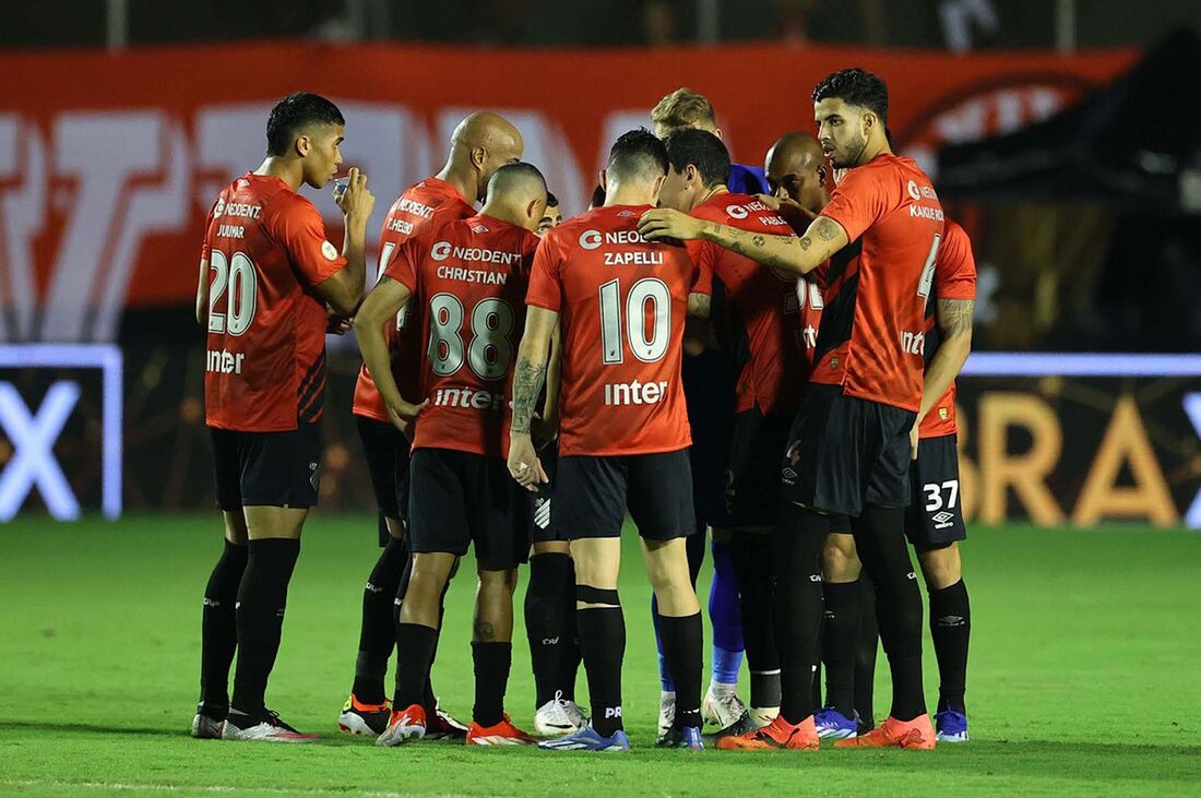 Com a vitória, Athletico afastou crise deixada com a saída do técnico Cuca