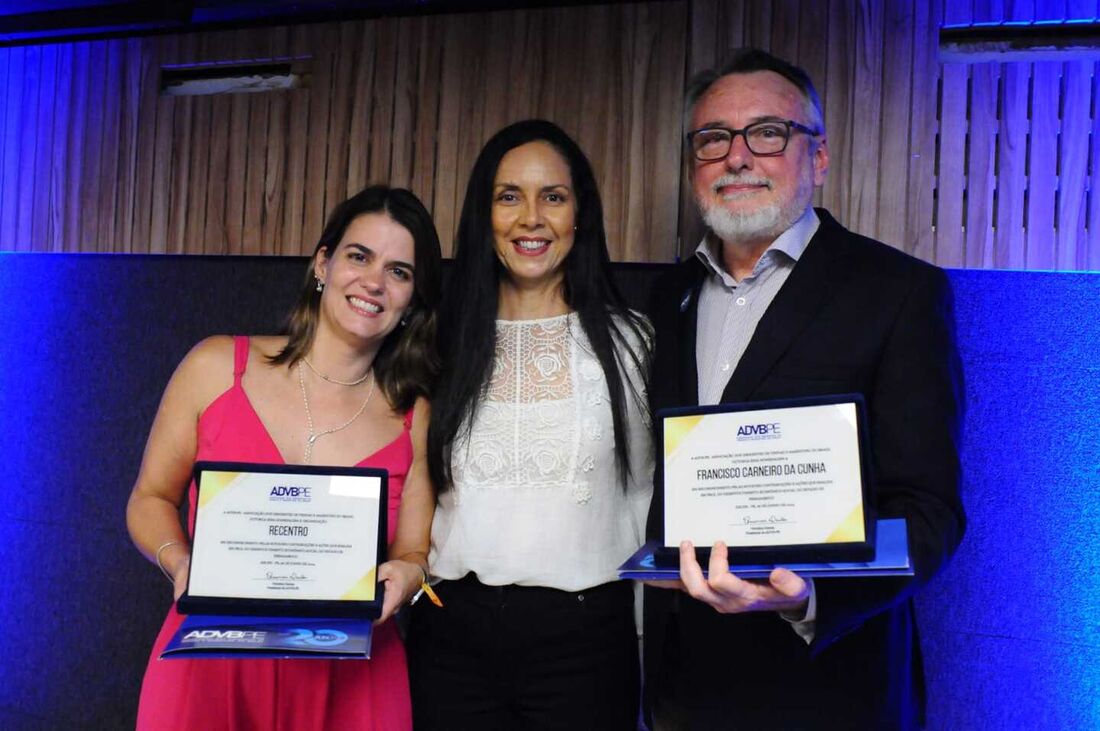 A presidente da ADVB-PE, Verônica Dantas, ladeada pelos homenageados: Ana Paula Vilaça e Francisco Cunha