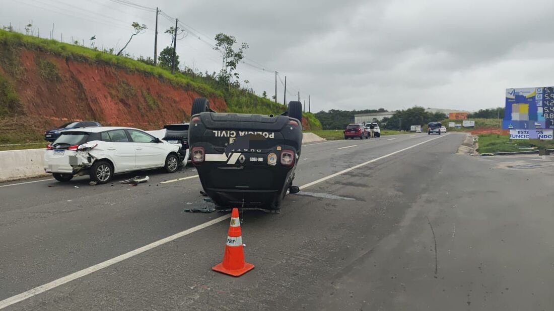 Acidente na BR-232 deixa viatura da Polícia Civil capotada 