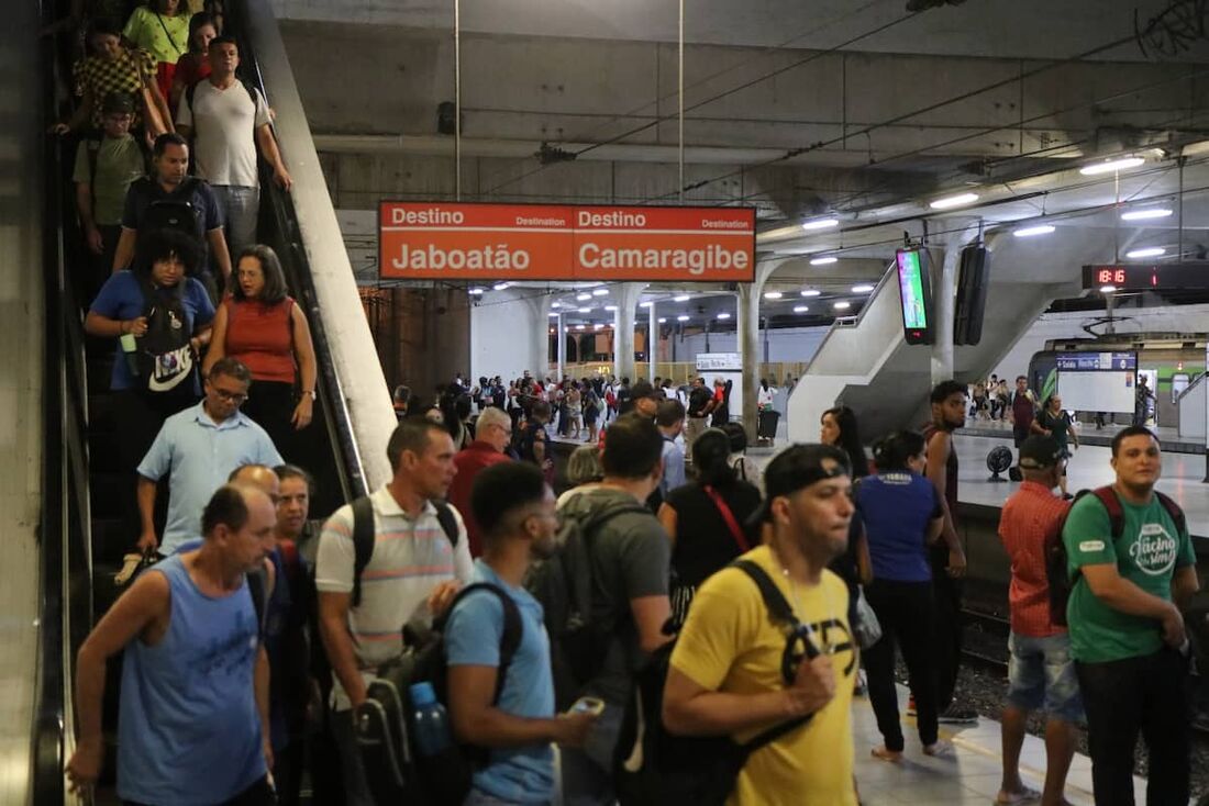 Ramal Camaragibe passou a segunda-feira (10) paralisado 