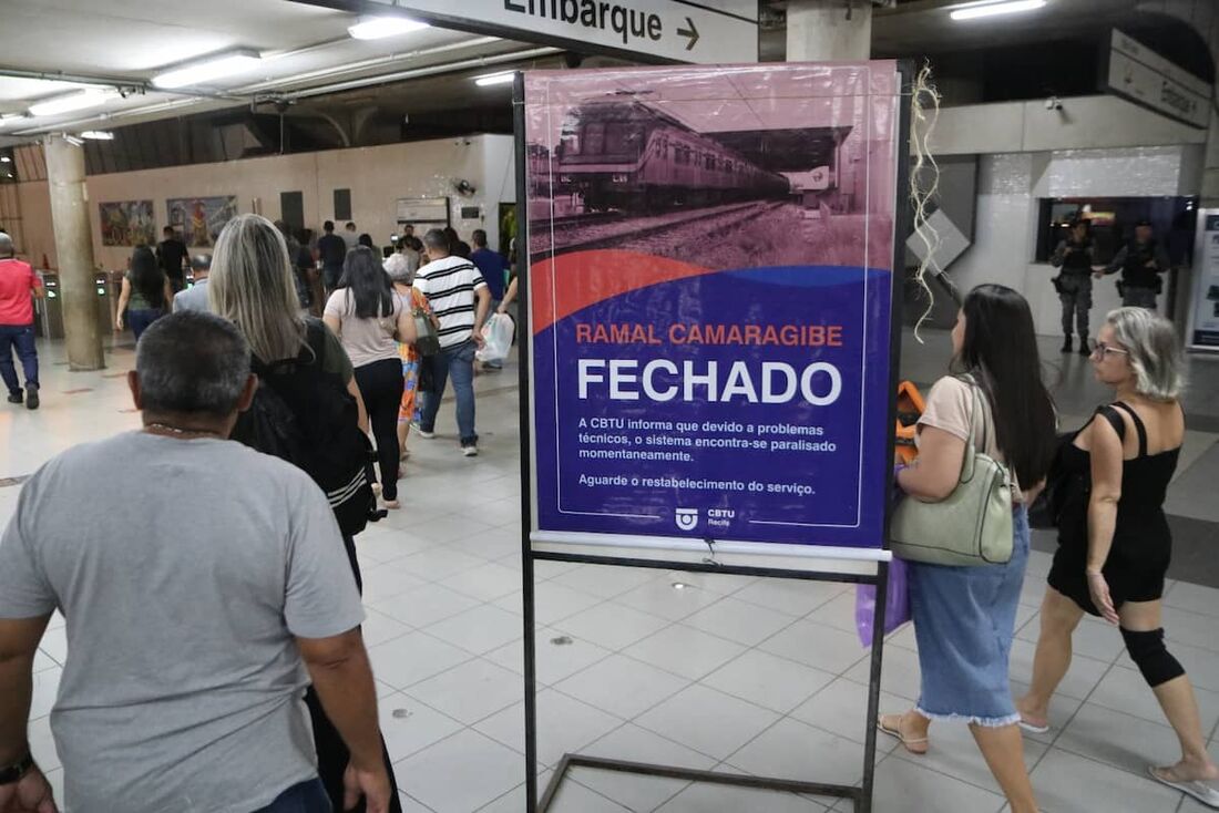 Toda a Linha Centro do Metrô do Recife ficou paralisada