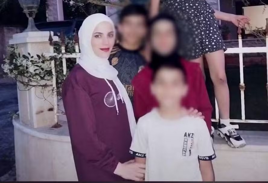 Mãe e filhos:brasileira Fatima Boustani, de 30 anos, ferida após bombardeio em sua casa, na cidade de Saddike, no Sul do Líbano 