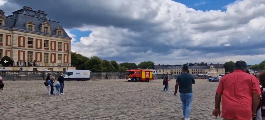 Palácio de Versailles, na França, é atingido por incêndio