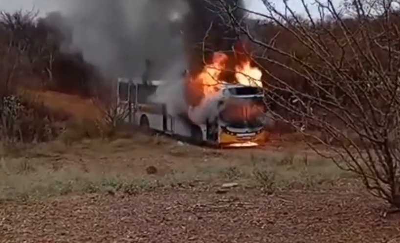 Ônibus que pegou fogo em Lagoa Grande circulava em uma estrada entre os sítios Alagoinha e Sombrio