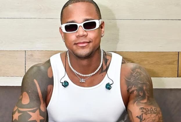 Léo Santana é atingido em parte íntima por celular arremessado por fã em show: 'Não façam isso'