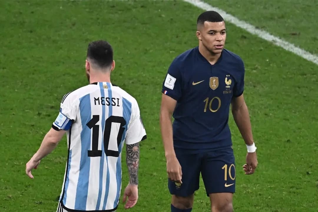 Messi e Mbappé durante final da Copa do Mundo de 2022