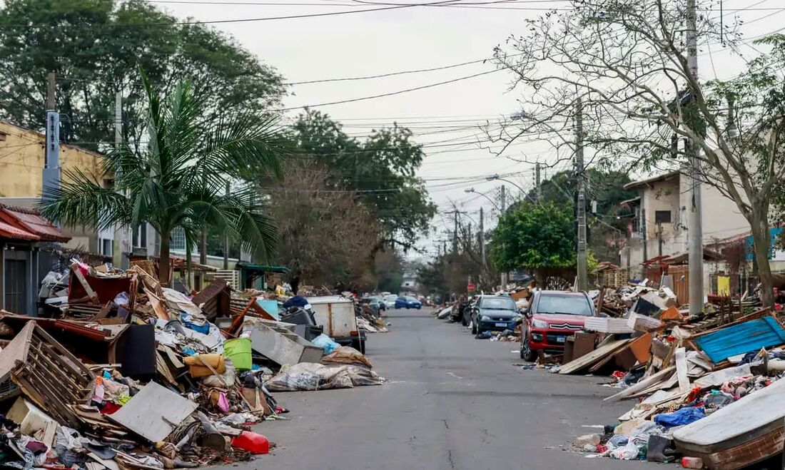 Destroços após enchentes que destruíram casas e causaram mortes em várias cidades do Rio Grande do Sul 