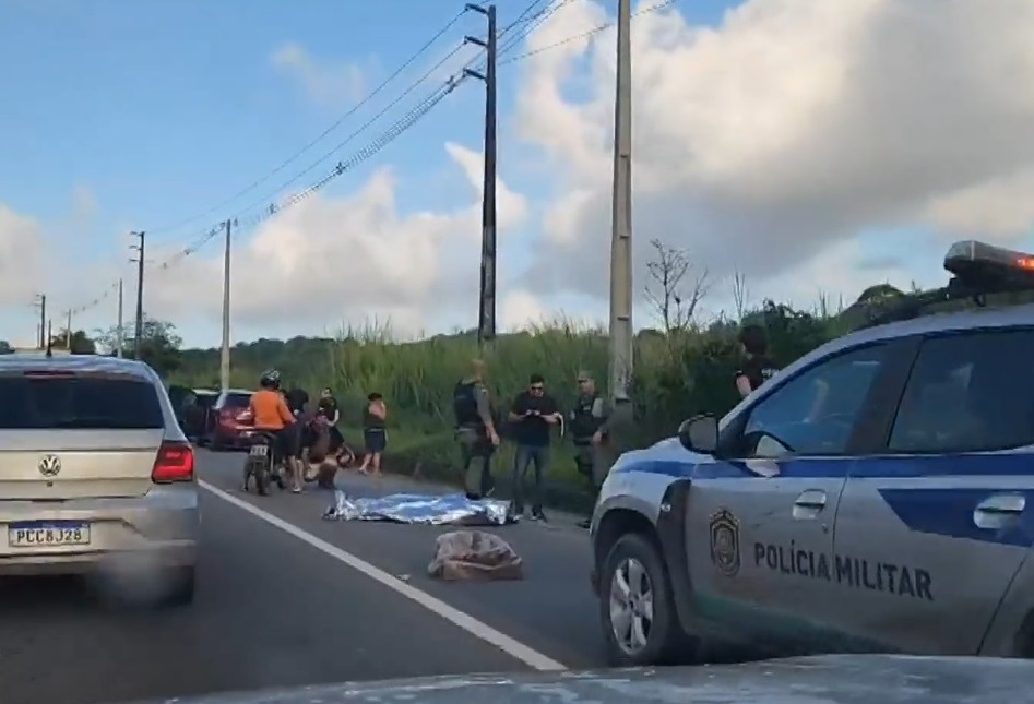 Corpo foi encontrado no acostamento da BR-101, no Recife