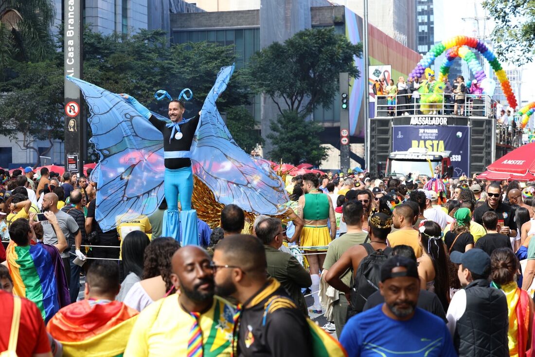 28ª Parada do Orgulho LGBT+, com o tema Basta de Negligência e Retrocesso no Legislativo! Vote Consciente por Direitos da População LGBT+, na Avenida Paulista