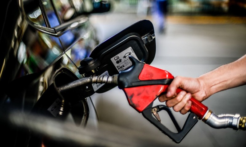 O preço da gasolina no Brasil permanece mais elevado que o praticado no mercado internacional