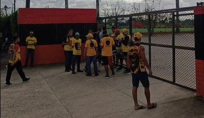 Torcedores do Sport durante protesto na frente do CT do clube