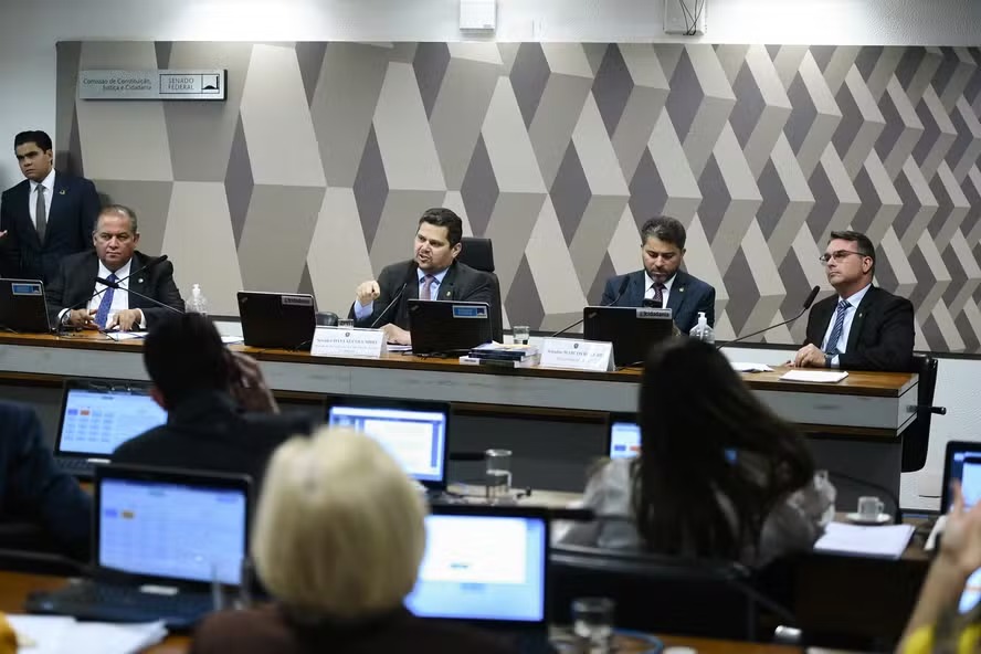 Senadores durante reunião