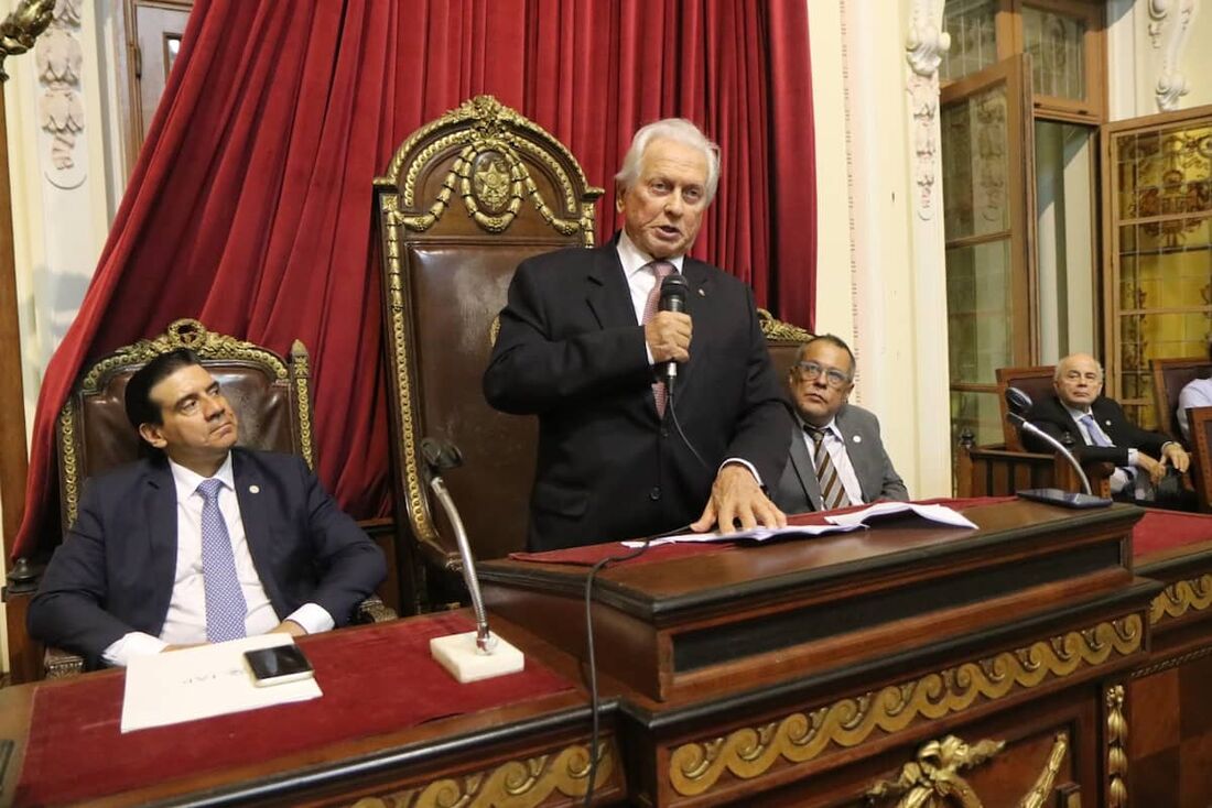 Sílvio Neves Baptista ladeado por Gustavo Ventura (IAP) e Torquato de Castro (FDR) durante discurso