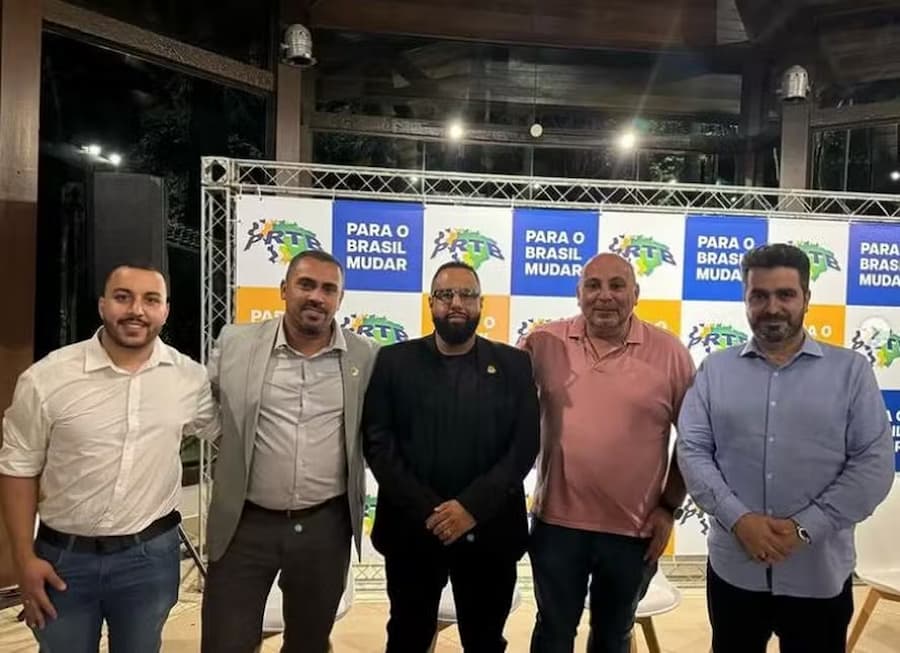 Tarcisio Escobar (ao centro), presidente figurativo do PRTB em São Paulo, com dirigentes da sigla.