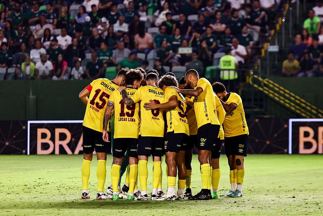 Elenco do Sport reunido antes de começar a partida com o Goiás