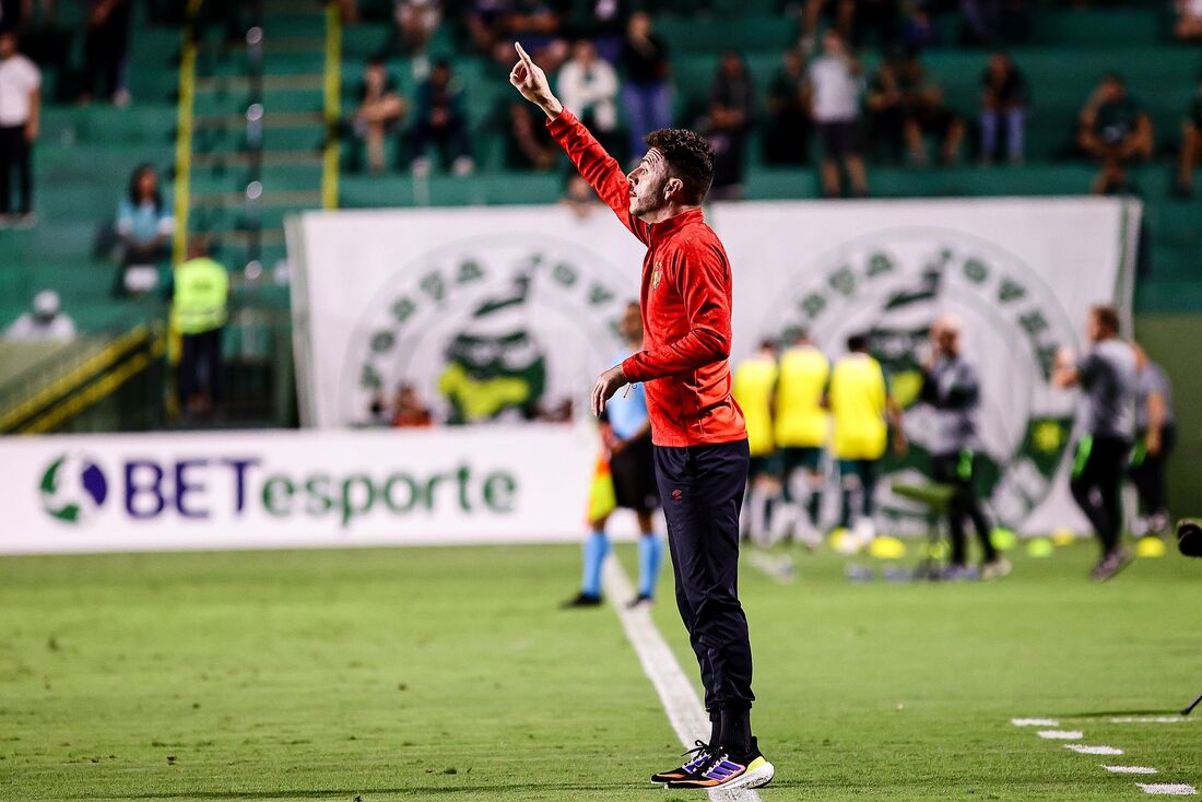 Mariano Soso durante derrota para o Goiás