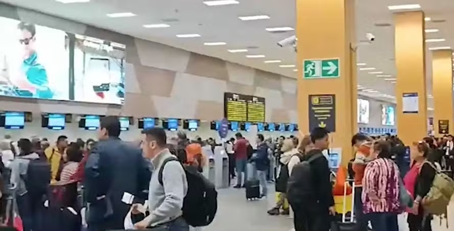 Fechamento do aeroporto internacional de Lima, no Peru: caos entre passageiros 