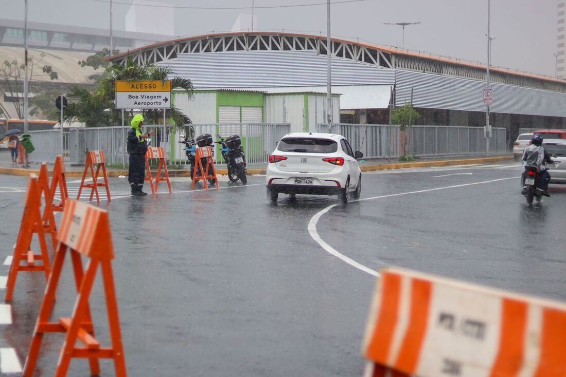 Trânsito flui tranquilamente, no Cais de Santa Rita, centro do Recife, na manhã desta segunda-feira (3)