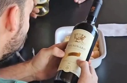 Eduardo Bolsonaro faz propaganda de loja de vinhos com marca da família