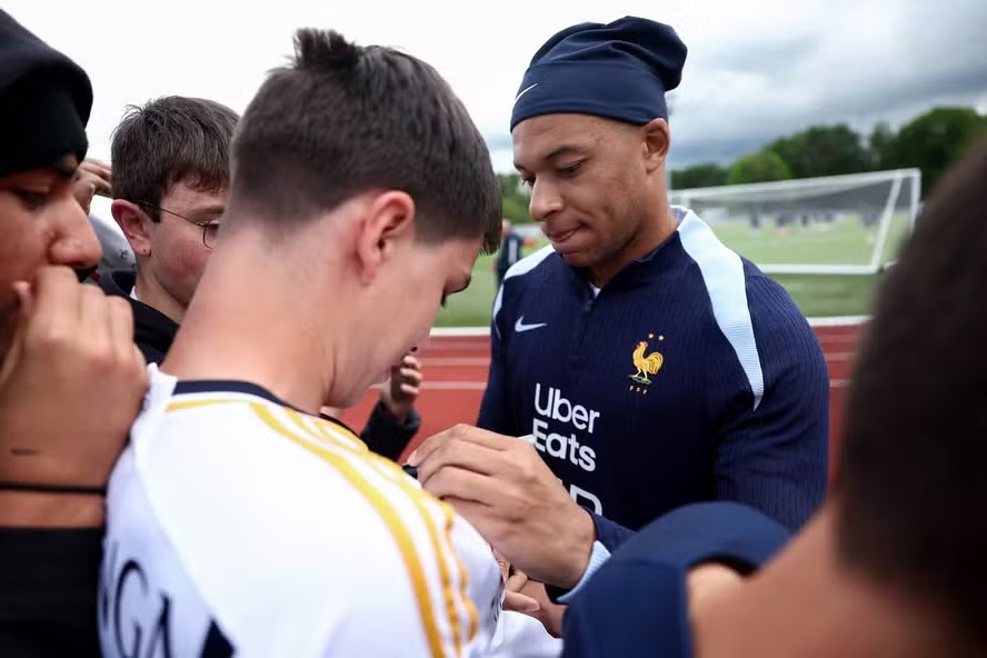 Mbappé assina camisa de torcedor do Real Madrid 