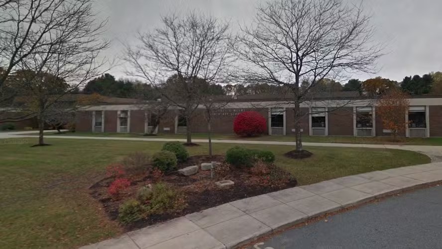 Fachada da Margaret Neary Elementary School, onde professora foi afastada após ser acusada de racismo 