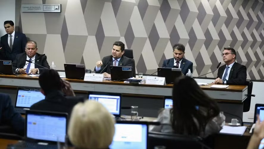 Senadores durante reunião da CCJ 