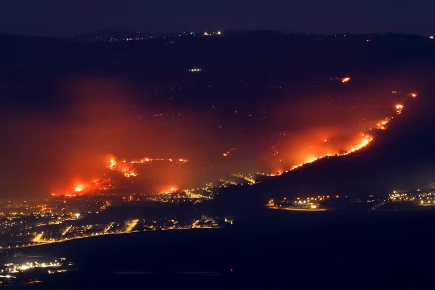 Incêndios florestais causados por foguetes lançados do Líbano no norte de Israel, próximo à cidade de Kiryat Shmona 