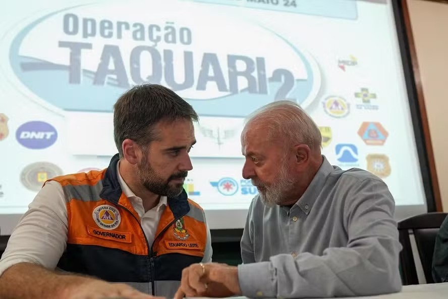 Eduardo Leite (PSDB) e Lula (PT) durante coletiva de imprensa sobre chuvas no RS 