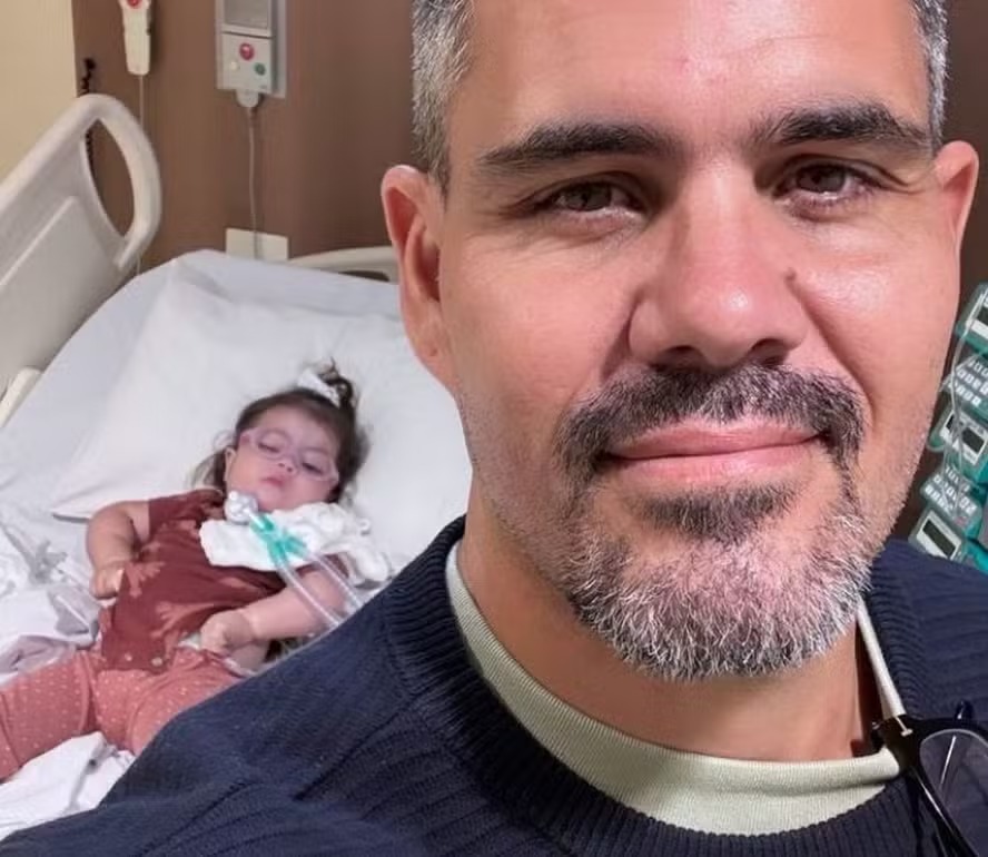 Juliano Cazarré com a filha Maria Guilhermina, no hospital 