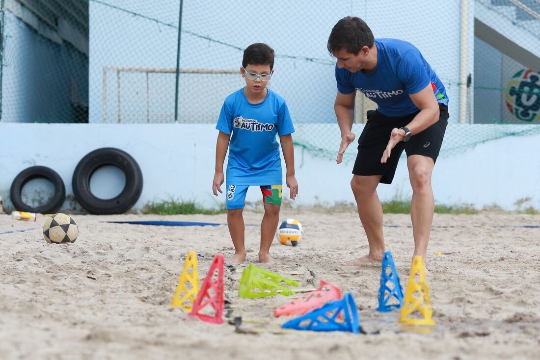 Tratamento com psicomotricidade junta práticas esportivas com o brincar dirigido 