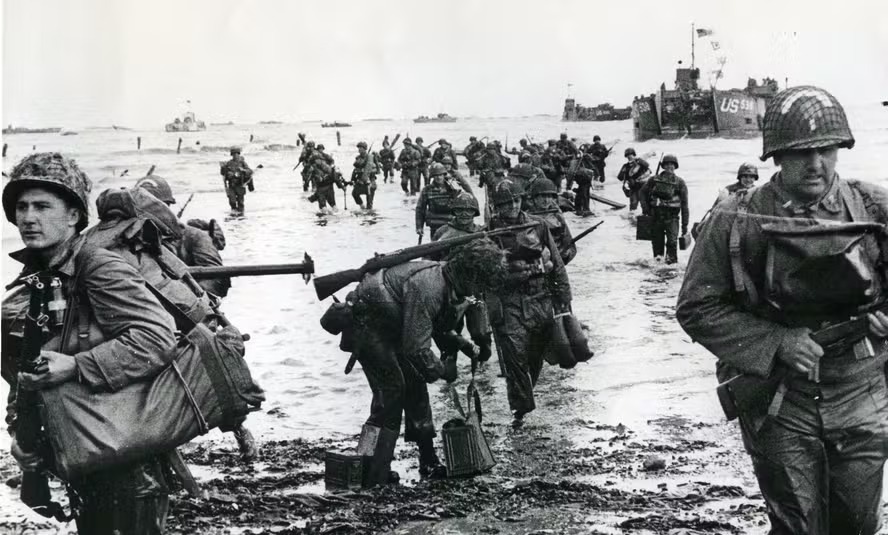 Soldados americanos desembarcam na praia de Omaha, na Normandia 