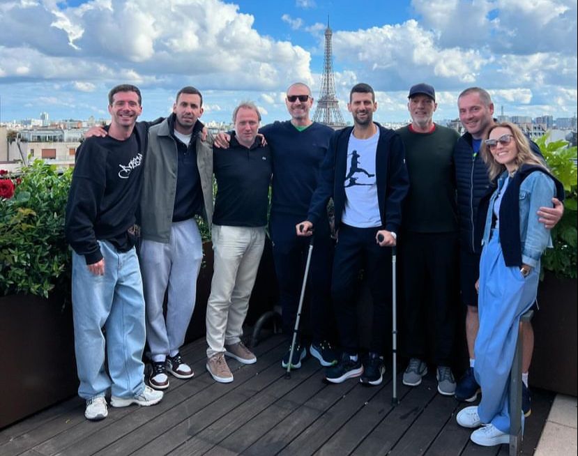 Em suas redes sociais, Djokovic publica foto apoiado de muletas